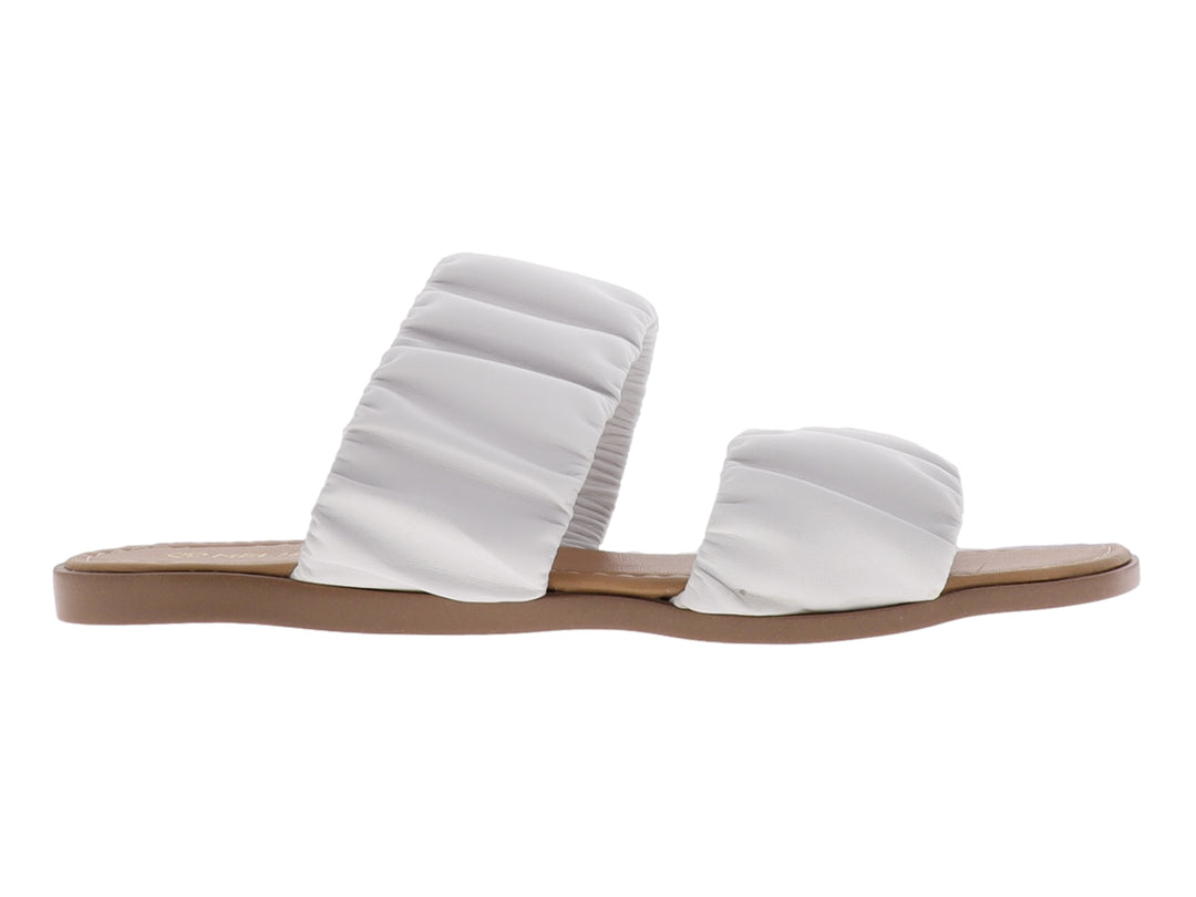 Sandalias casuales para mujer color blanco con diseño fruncido y suela color café.