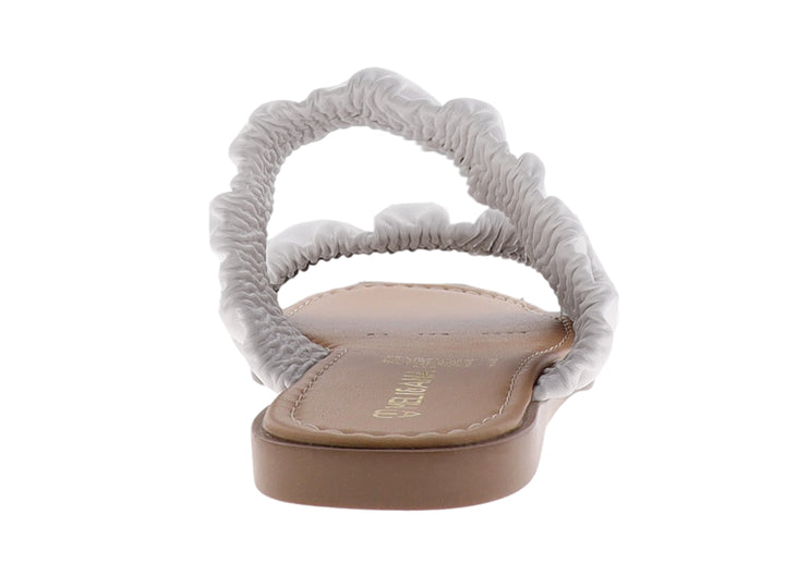Sandalias casuales para mujer color blanco con diseño fruncido y suela color café.