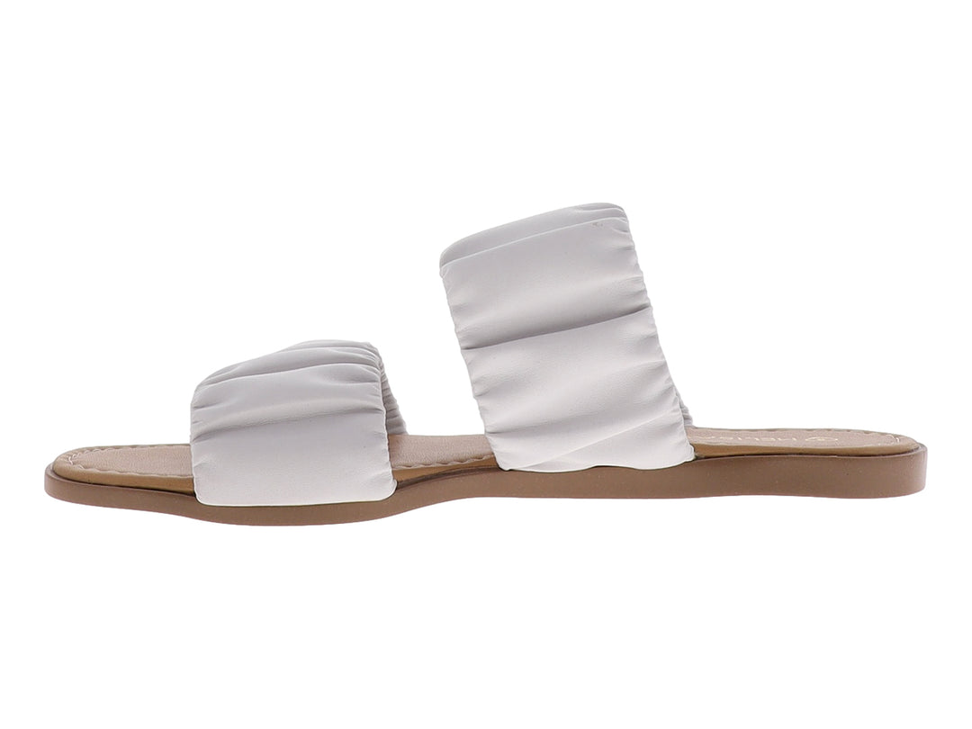 Sandalias casuales para mujer color blanco con diseño fruncido y suela color café.