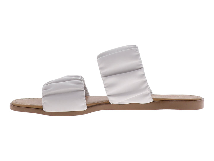 Sandalias casuales para mujer color blanco con diseño fruncido y suela color café.