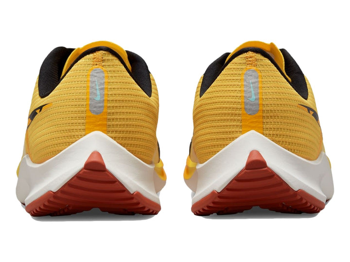 Tenis Nike Air Zoom Rival Fly 3 en color amarillo y naranja con detalles en negro y suela blanca.