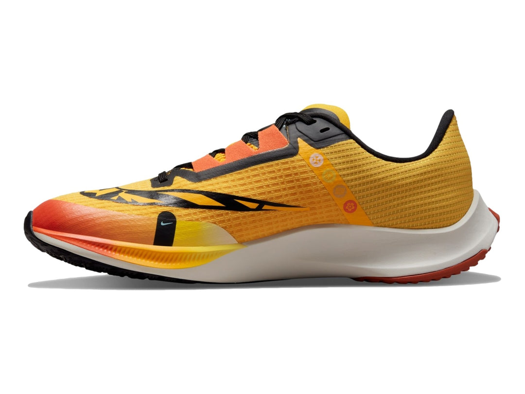 Tenis Nike Air Zoom Rival Fly 3 en color amarillo y naranja con detalles en negro y suela blanca.