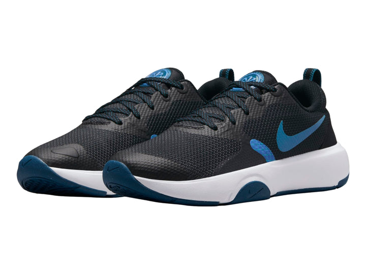 Tenis deportivos Nike color negro con suela blanca y detalles en azul marino.