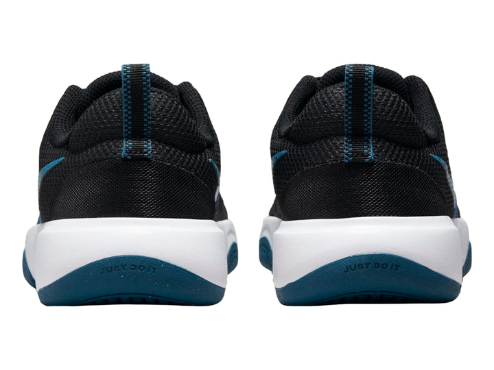 Tenis deportivos Nike color negro con suela blanca y detalles en azul marino.