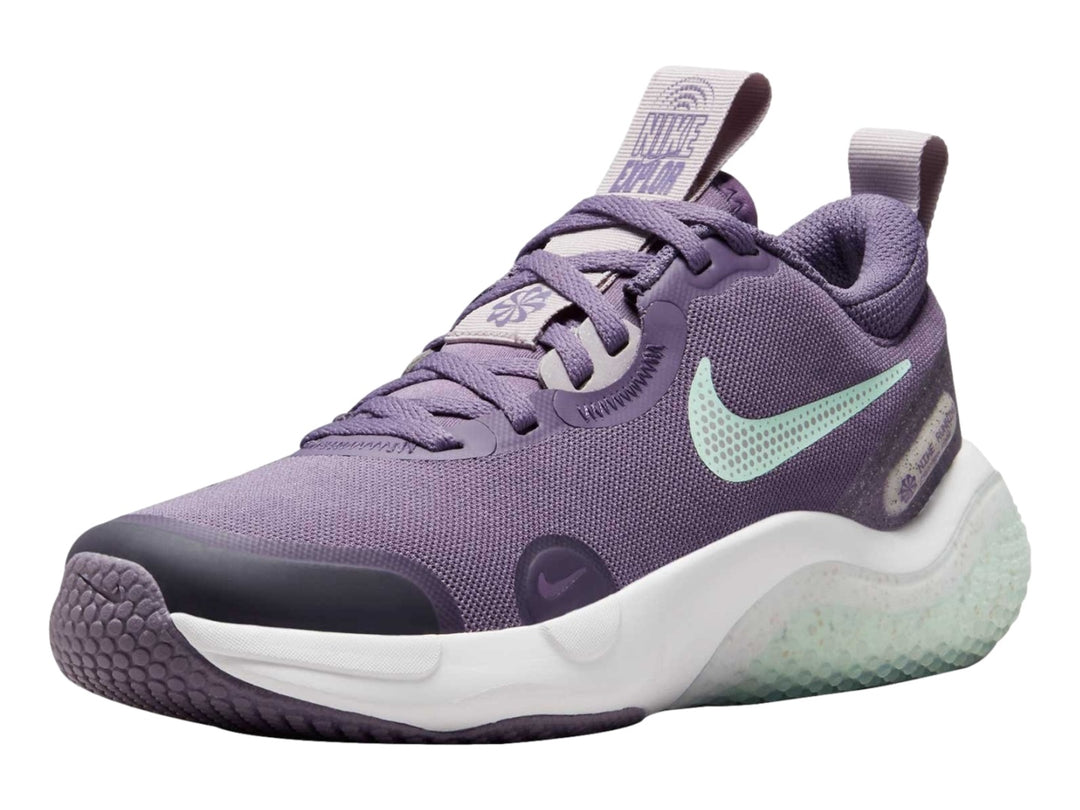 Tenis Nike Explor Next Nature color morado con suela blanca y detalles en verde menta.