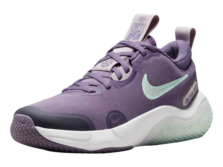 Tenis Nike Explor Next Nature color morado con suela blanca y detalles en verde menta.