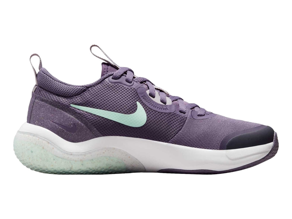 Tenis Nike Explor Next Nature color morado con suela blanca y detalles en verde menta.