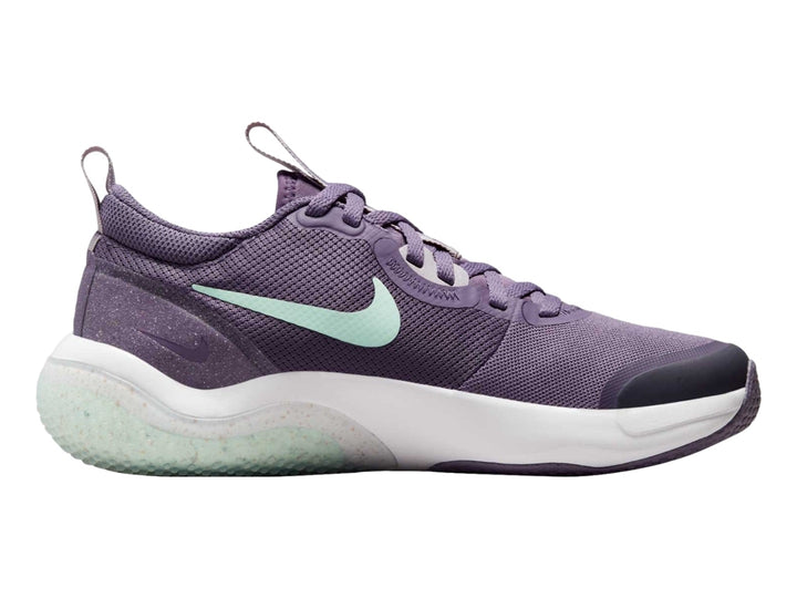 Tenis Nike Explor Next Nature color morado con suela blanca y detalles en verde menta.