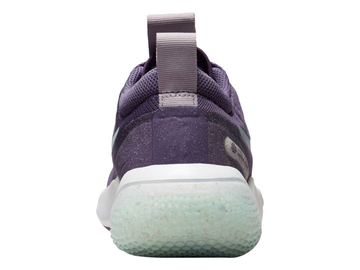 Tenis Nike Explor Next Nature color morado con suela blanca y detalles en verde menta.