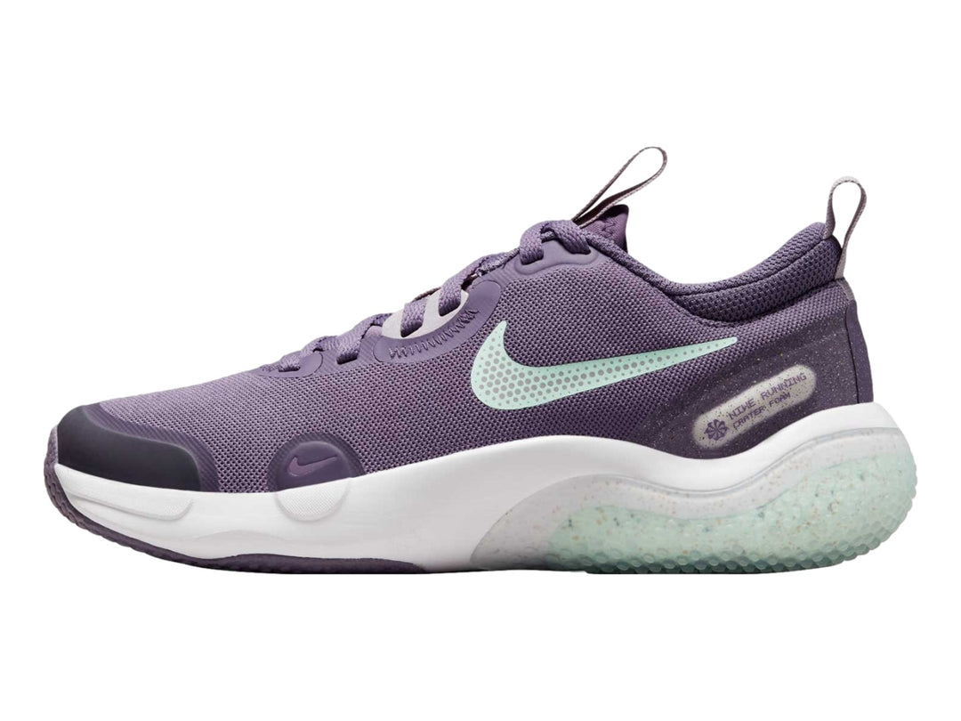 Tenis Nike Explor Next Nature color morado con suela blanca y detalles en verde menta.