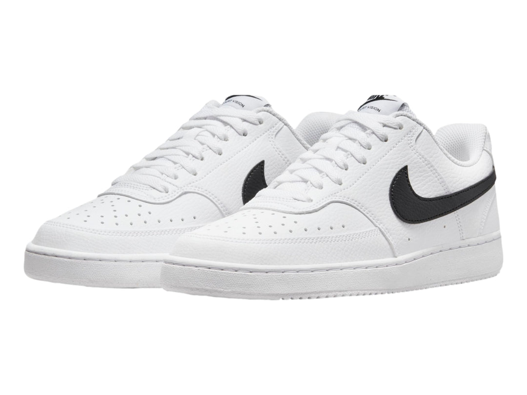Tenis Nike Court Vision Low en color blanco con logotipo lateral en negro y suela blanca.