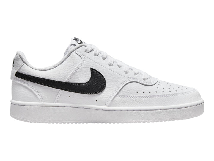 Tenis Nike Court Vision Low en color blanco con logotipo lateral en negro y suela blanca.