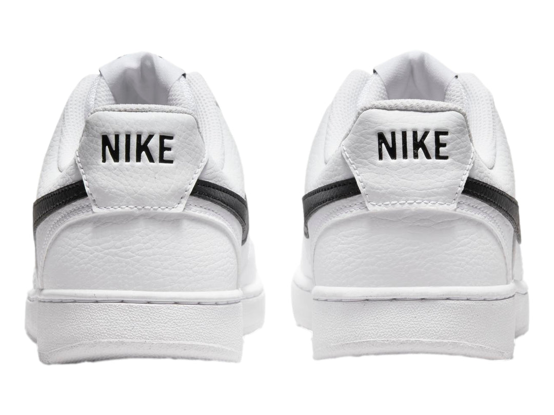 Tenis Nike Court Vision Low en color blanco con logotipo lateral en negro y suela blanca.