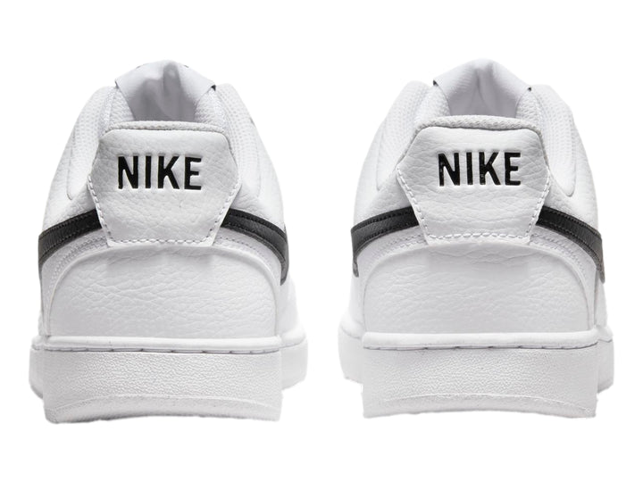 Tenis Nike Court Vision Low en color blanco con logotipo lateral en negro y suela blanca.