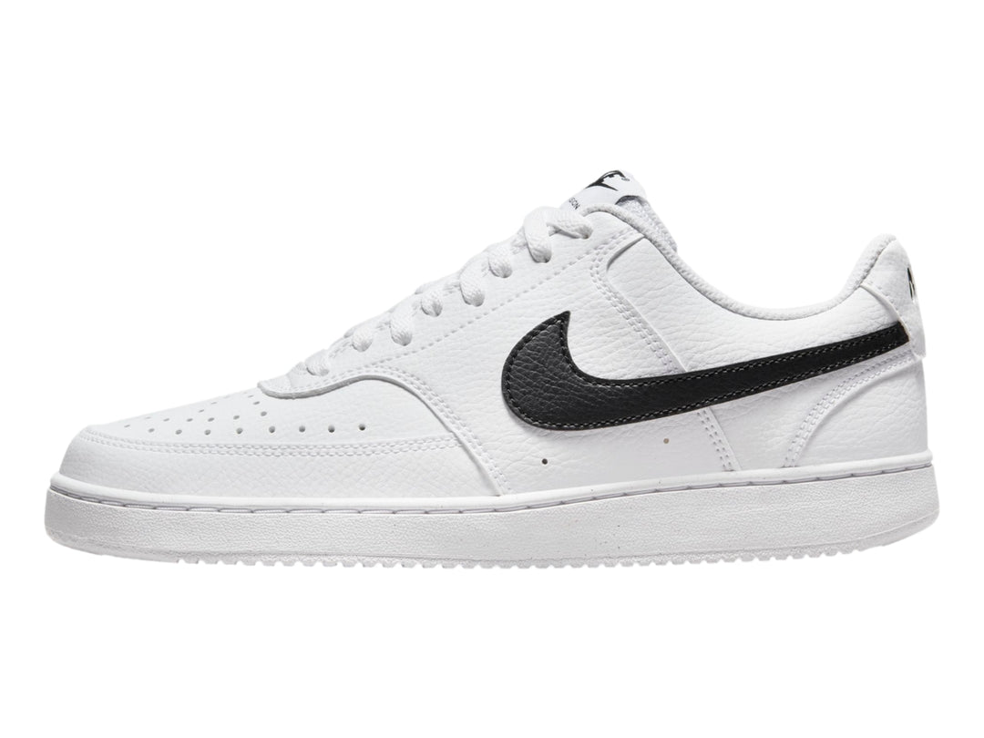 Tenis Nike Court Vision Low en color blanco con logotipo lateral en negro y suela blanca.