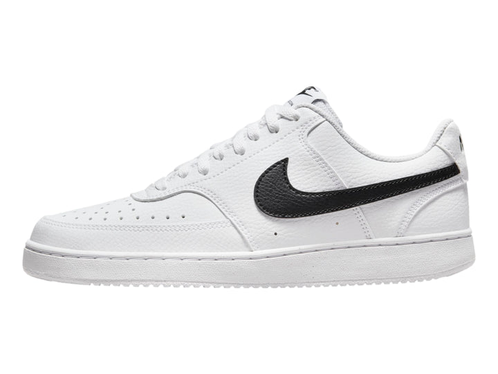 Tenis Nike Court Vision Low en color blanco con logotipo lateral en negro y suela blanca.
