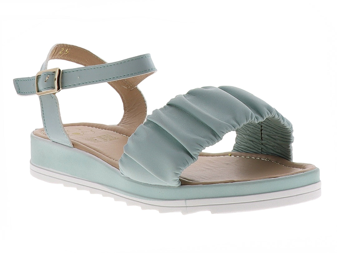 Sandalia color menta para mujer con correa ajustable al tobillo y banda frontal fruncida sobre suela blanca.