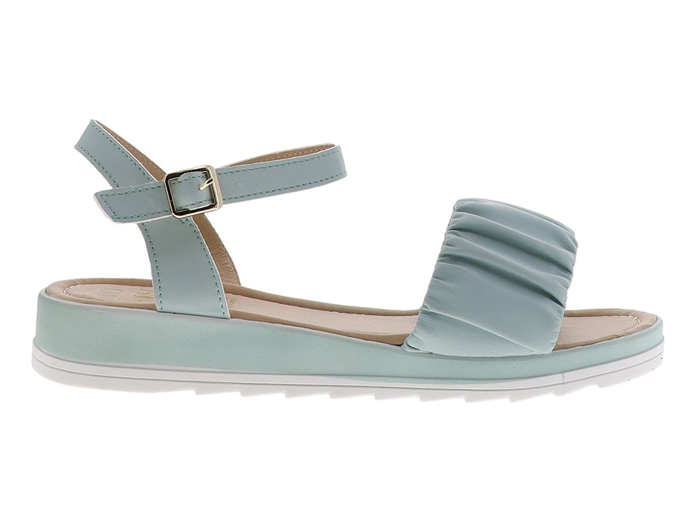 Sandalia color menta para mujer con correa ajustable al tobillo y banda frontal fruncida sobre suela blanca.