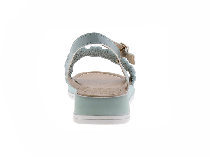 Sandalia color menta para mujer con correa ajustable al tobillo y banda frontal fruncida sobre suela blanca.