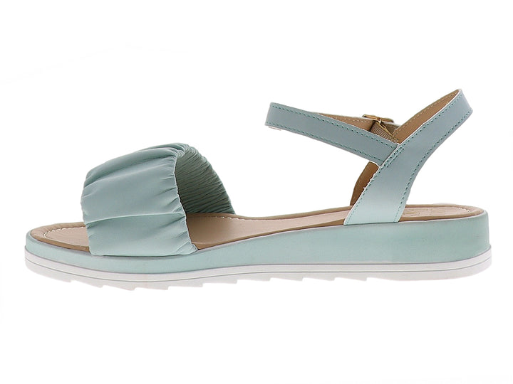 Sandalia color menta para mujer con correa ajustable al tobillo y banda frontal fruncida sobre suela blanca.