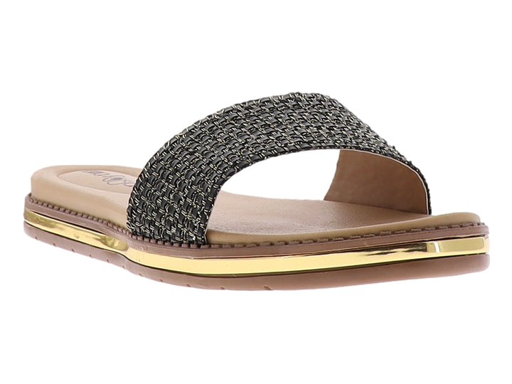 Sandalia casual para mujer con banda tejida en negro y oro y detalle dorado brillante en la suela.