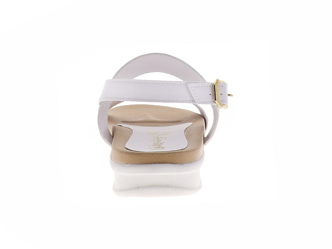 Sandalia blanca de plataforma para mujer con correas cruzadas y hebilla ajustable sobre suela beige.