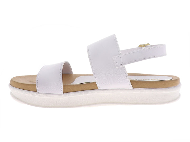 Sandalia blanca de plataforma para mujer con correas cruzadas y hebilla ajustable sobre suela beige.