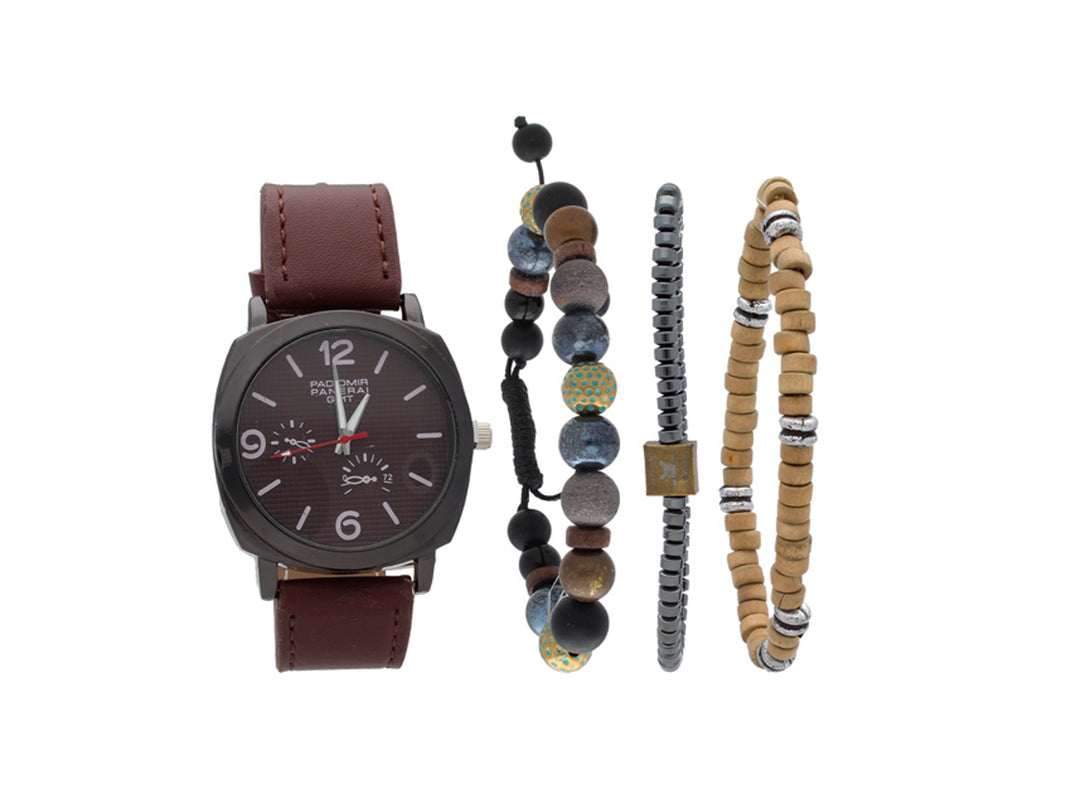 Set de reloj con correa café y tres pulseras de cuentas en tonos neutros sobre fondo blanco.