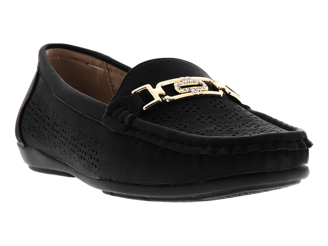 Zapato tipo mocasín color negro con detalle decorativo dorado en la parte superior.