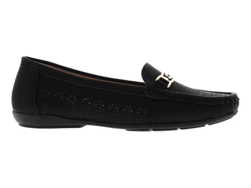 Zapato tipo mocasín color negro con detalle decorativo dorado en la parte superior.
