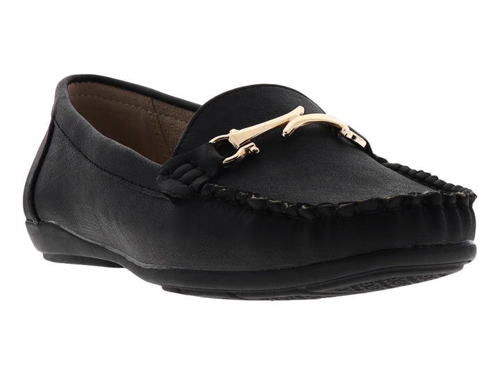 Zapato negro estilo mocasín para mujer con adorno metálico dorado en la parte superior.
