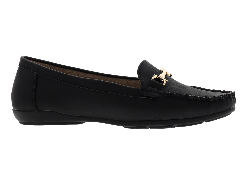 Zapato negro estilo mocasín para mujer con adorno metálico dorado en la parte superior.