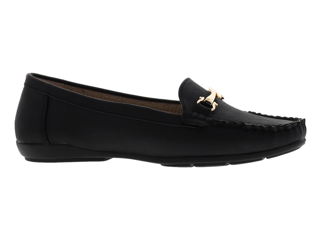 Zapato negro estilo mocasín para mujer con adorno metálico dorado en la parte superior.