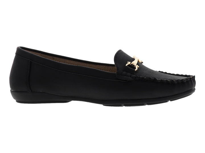 Zapato negro estilo mocasín para mujer con adorno metálico dorado en la parte superior.