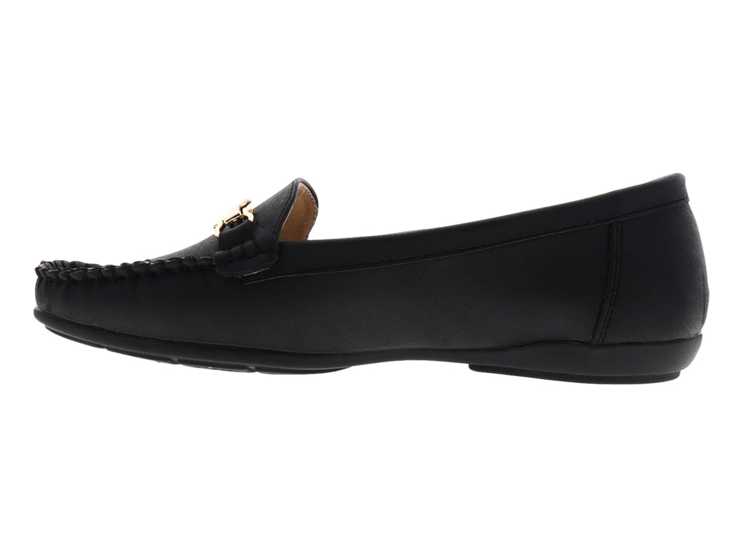 Zapato negro estilo mocasín para mujer con adorno metálico dorado en la parte superior.