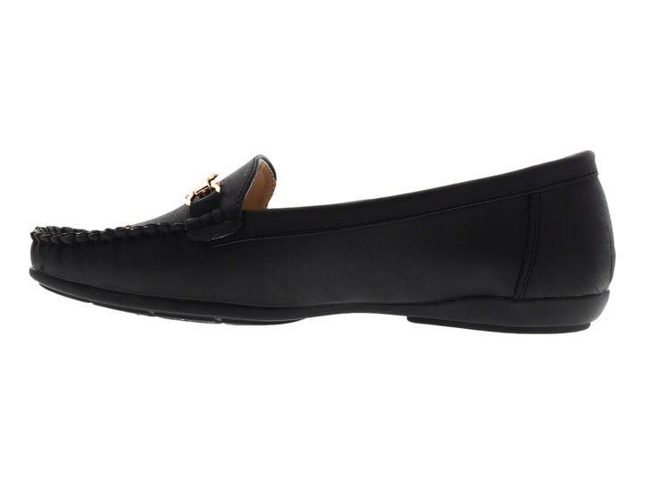 Zapato negro estilo mocasín para mujer con adorno metálico dorado en la parte superior.