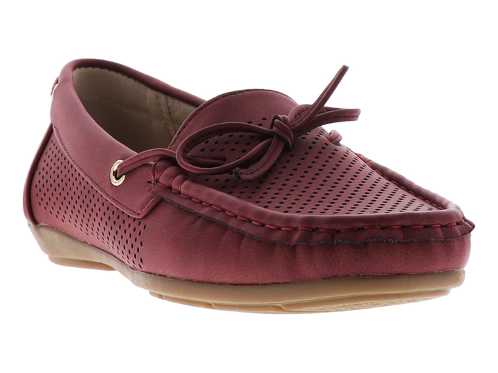 Zapato estilo mocasín color vino con detalles perforados y suela beige.