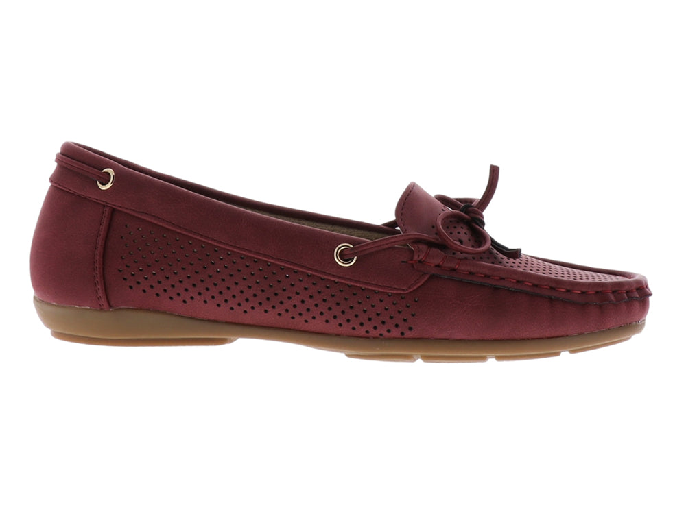 Zapato estilo mocasín color vino con detalles perforados y suela beige.