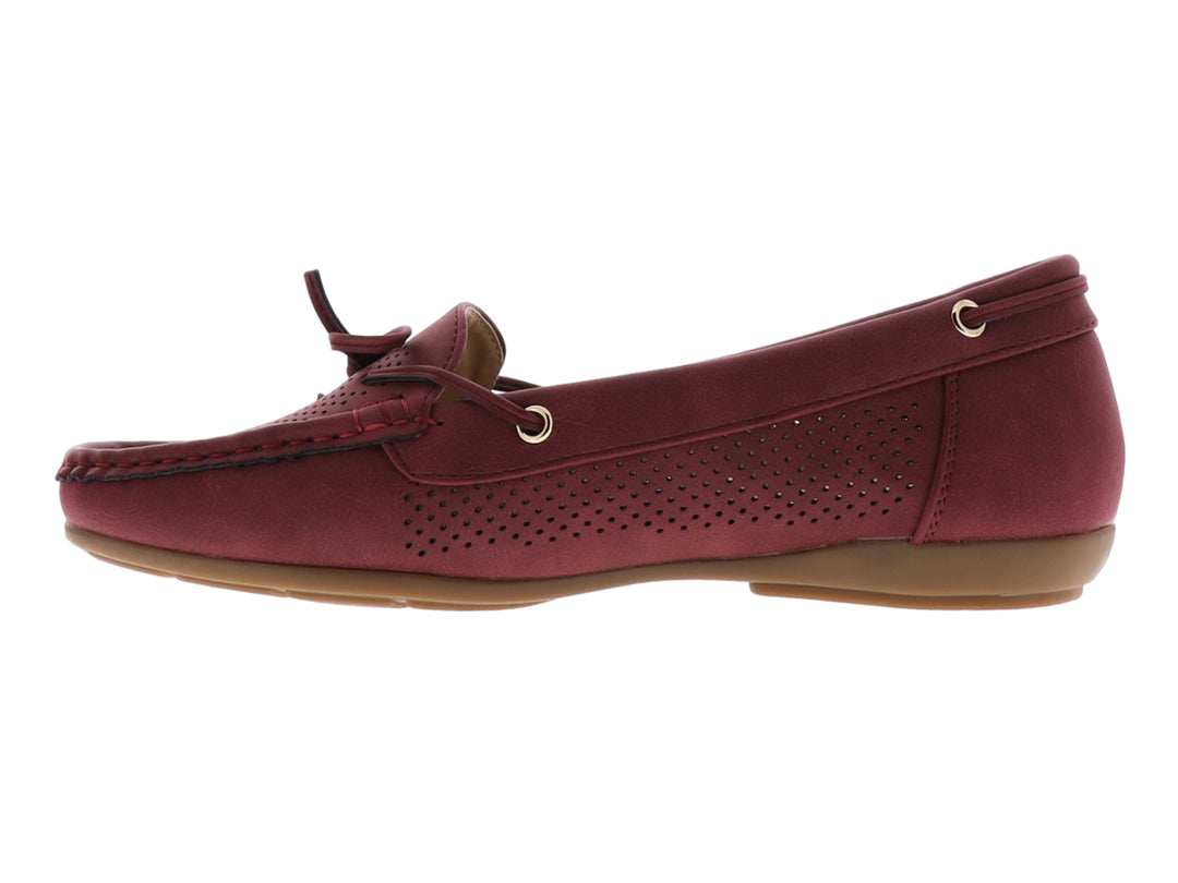 Zapato estilo mocasín color vino con detalles perforados y suela beige.