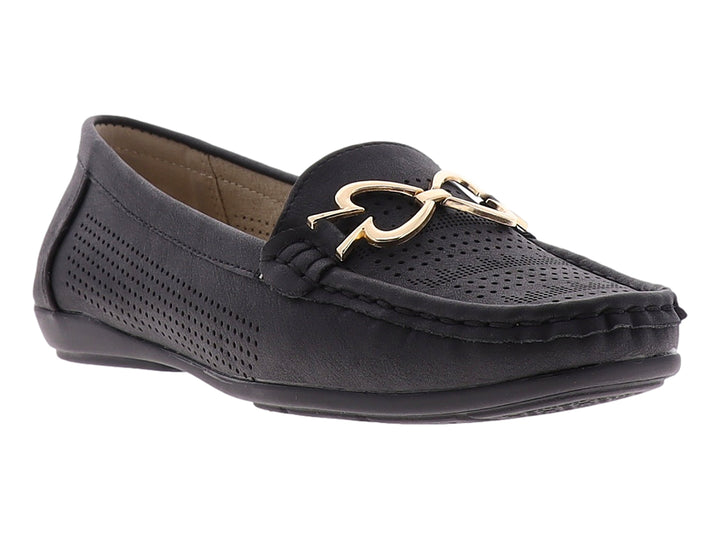 Zapato tipo mocasín color negro con textura perforada y detalle decorativo metálico dorado en la parte superior.