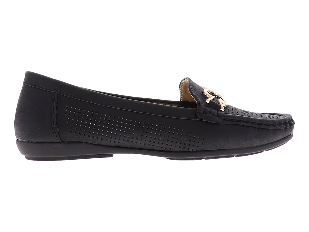 Zapato tipo mocasín color negro con textura perforada y detalle decorativo metálico dorado en la parte superior.