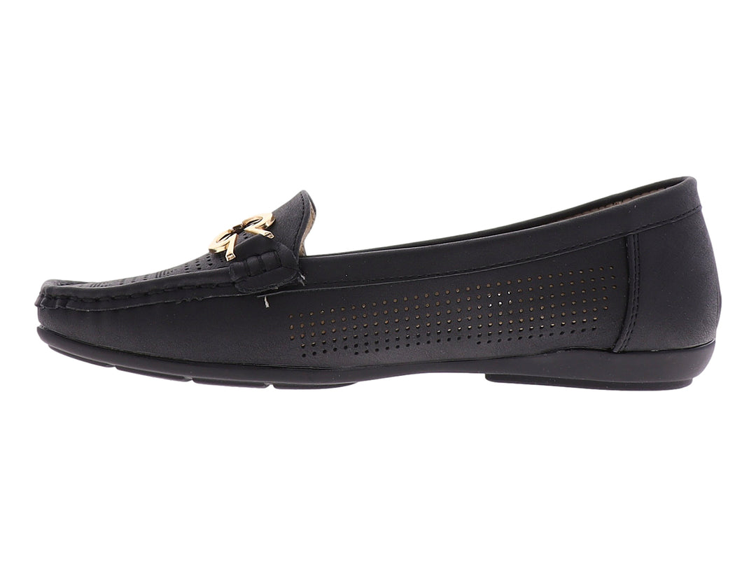 Zapato tipo mocasín color negro con textura perforada y detalle decorativo metálico dorado en la parte superior.