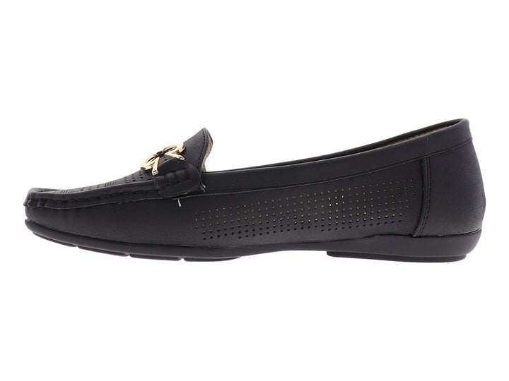 Zapato tipo mocasín color negro con textura perforada y detalle decorativo metálico dorado en la parte superior.
