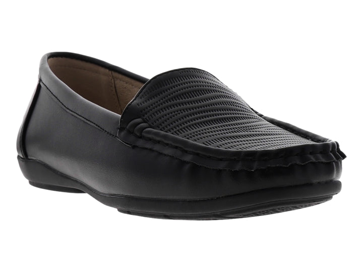 Zapato tipo mocasín color negro con parte superior texturizada y suela cómoda.