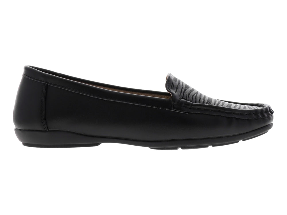 Zapato tipo mocasín color negro con parte superior texturizada y suela cómoda.