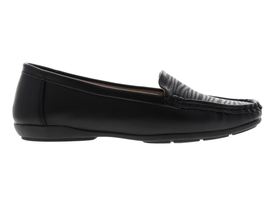 Zapato tipo mocasín color negro con parte superior texturizada y suela cómoda.
