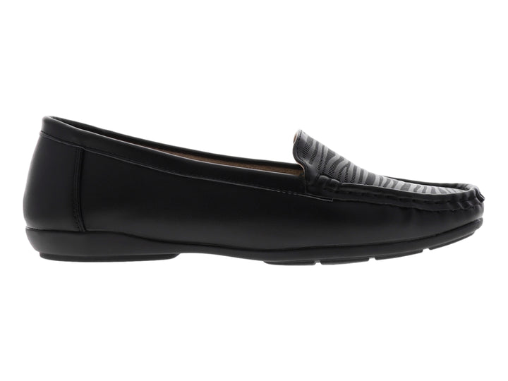 Zapato tipo mocasín color negro con parte superior texturizada y suela cómoda.