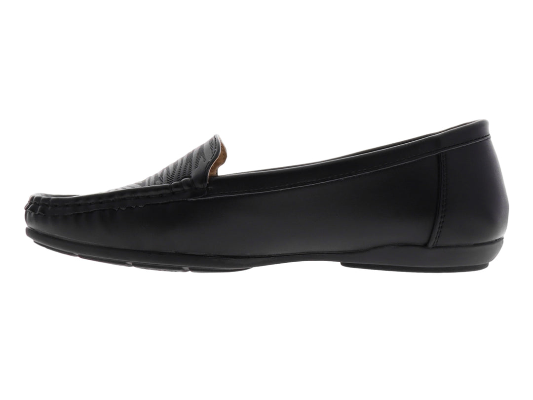 Zapato tipo mocasín color negro con parte superior texturizada y suela cómoda.