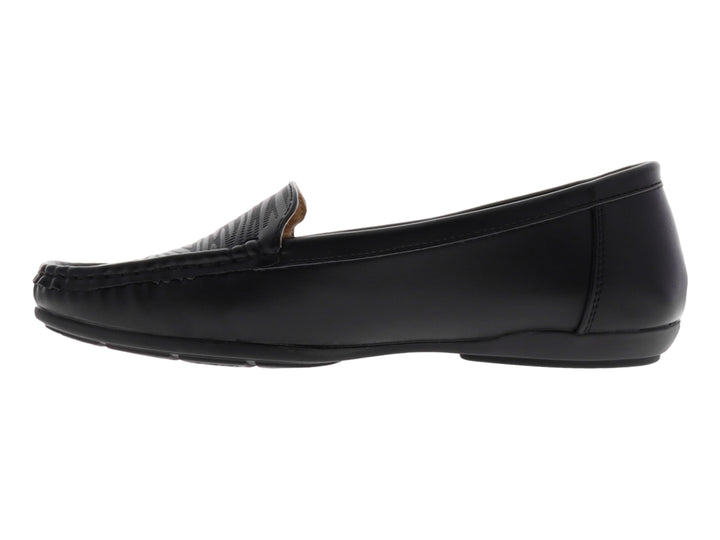 Zapato tipo mocasín color negro con parte superior texturizada y suela cómoda.