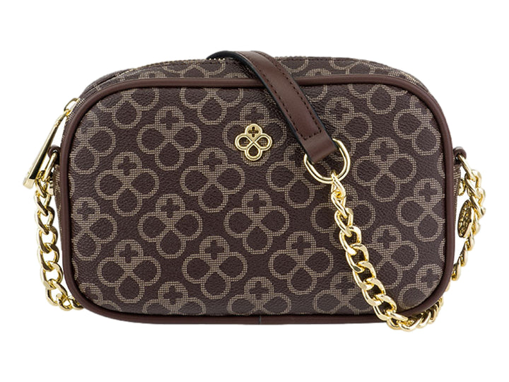 Bolso pequeño color chocolate con estampado beige y correa de cadena dorada.
